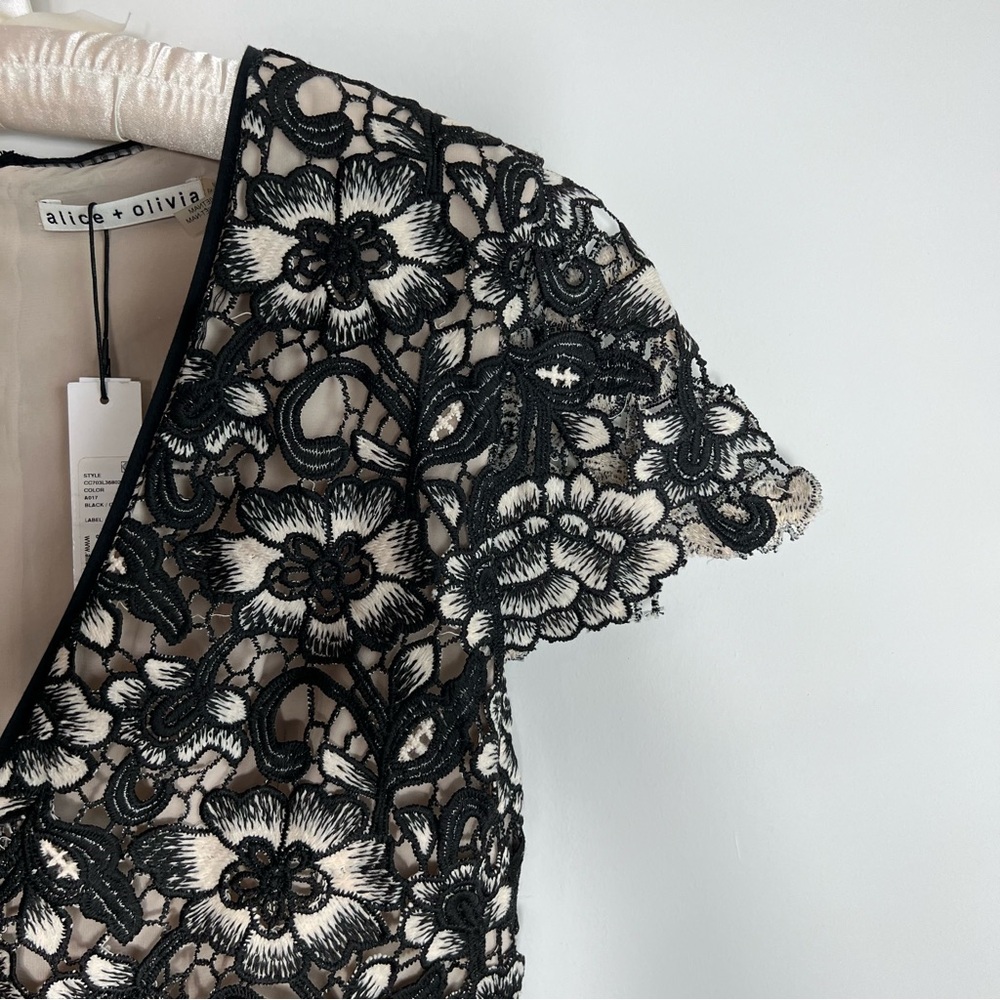 Alice + Olivia Tinsley Black Cream Floral Lace V-Neck Short Sleeve Romper 10 NEW - Picture 3 of 8